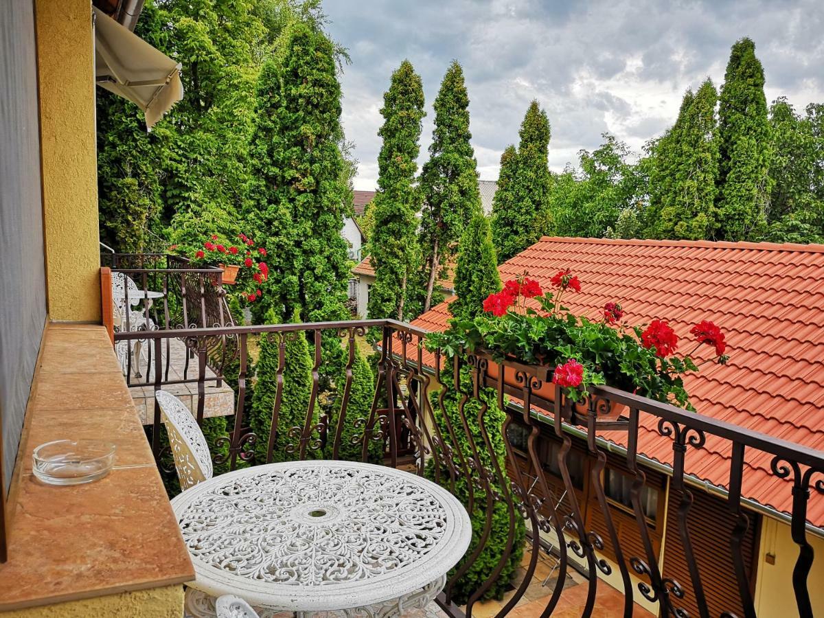 Bed and Breakfast Júlia Panzió Hajdúszoboszló Esterno foto
