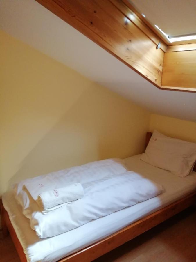 Bed and Breakfast Júlia Panzió Hajdúszoboszló Esterno foto